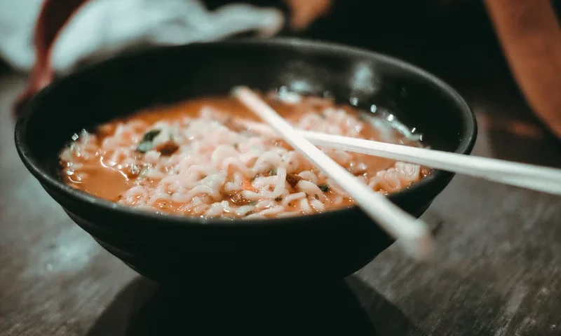 How to Use Chopsticks With Noodles